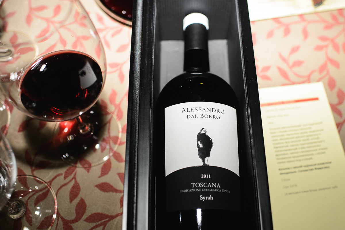 Toscana IGT  Alessandro dal Borro  -  вино из 100% сира, выдерживается 18 месяцев в бочках альерского дуба и обладает сложным, обволакивающим, чуть сладковатым букетом с тонами черничного джема, чернослива и неострых пряностей.