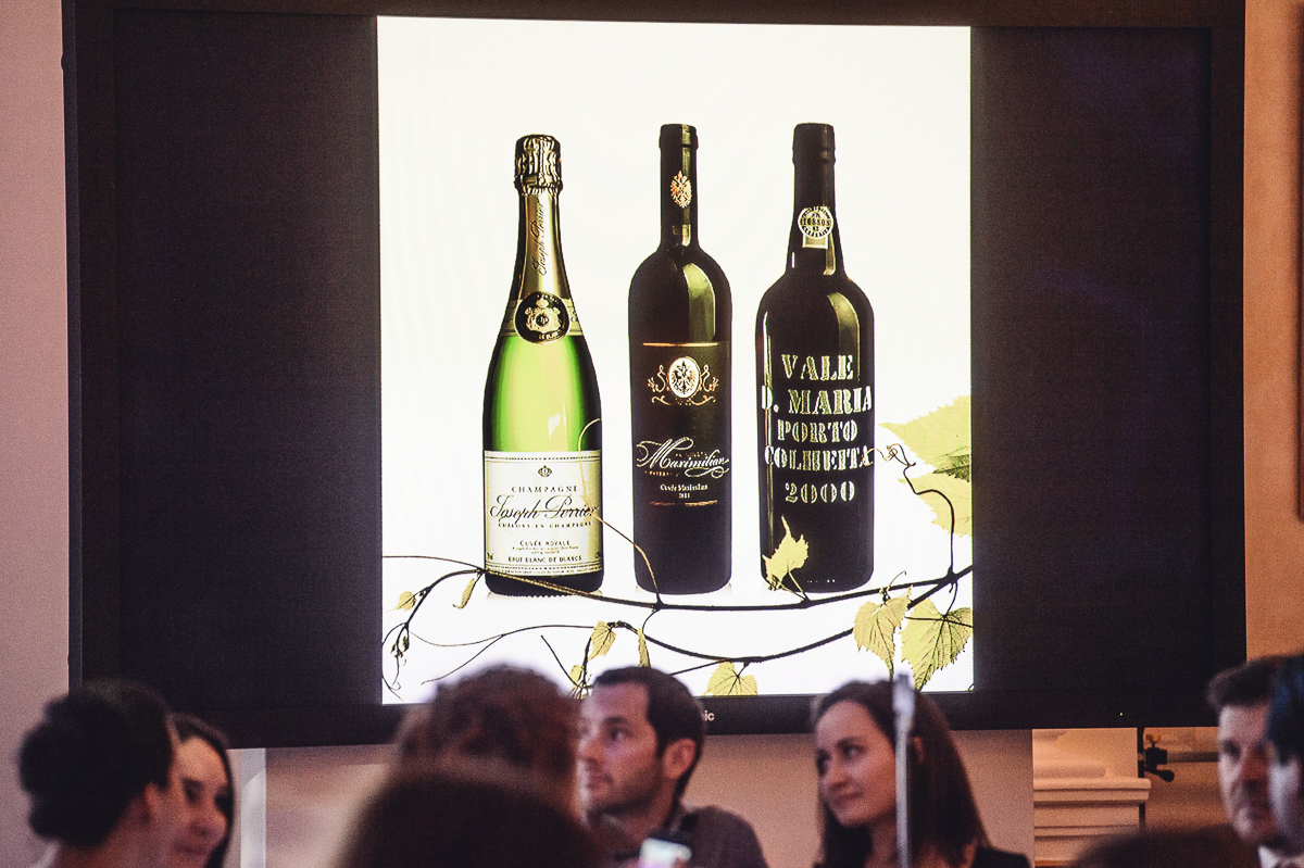 Лот от компании Palais Royal - сет  эксклюзивных вин и портвейна из коллекции Легендарных брендов с личными подписями виноделов.