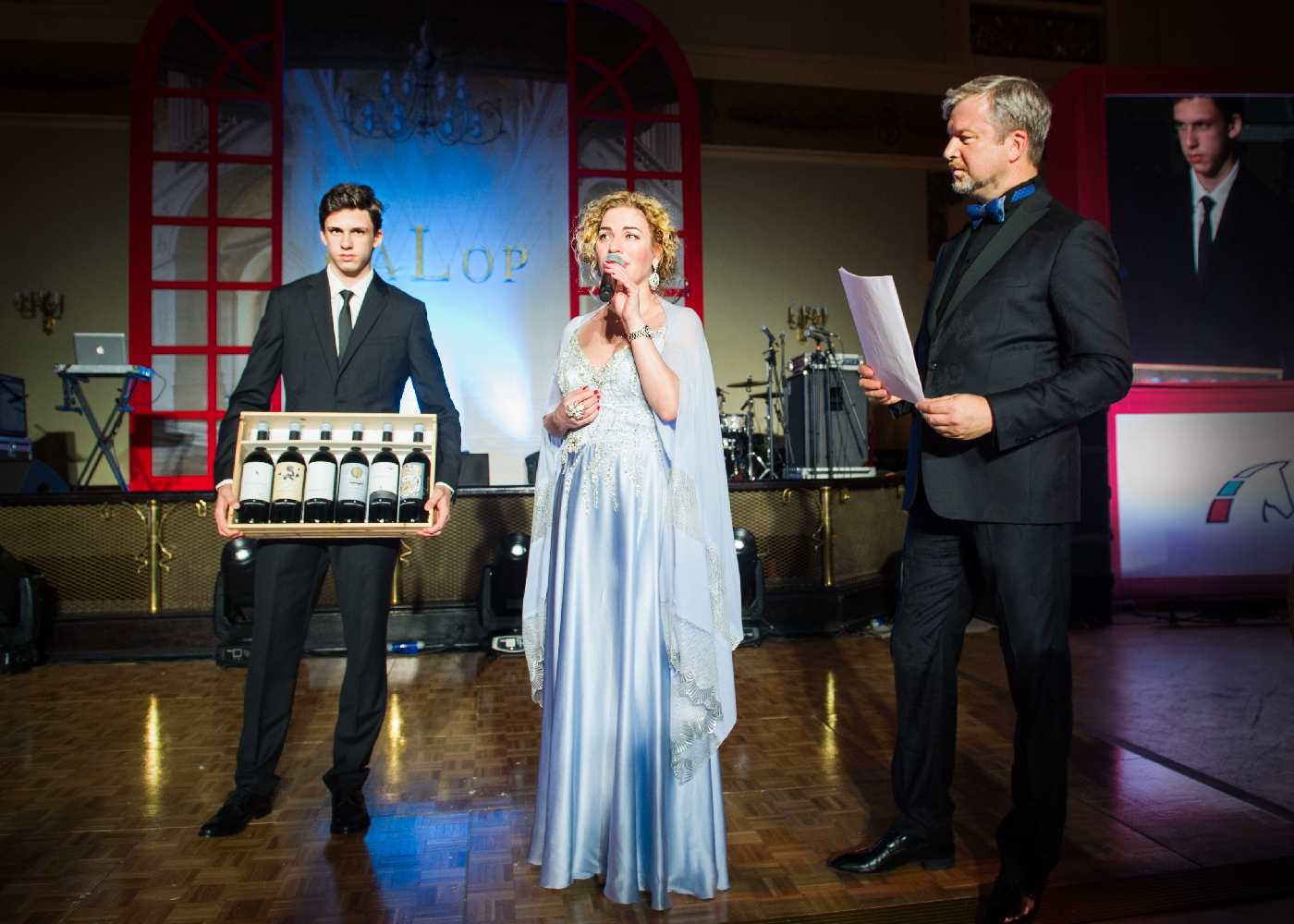 Юлия Валерьевна Евдокимова - основатель и президент группы компаний Palais Royal - лично представила лот на благотворительном аукционе